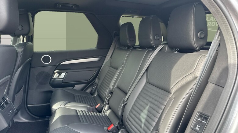 Land Rover Discovery 3.0 D300 Dynamic SE 5dr Auto Diesel Station Wagon